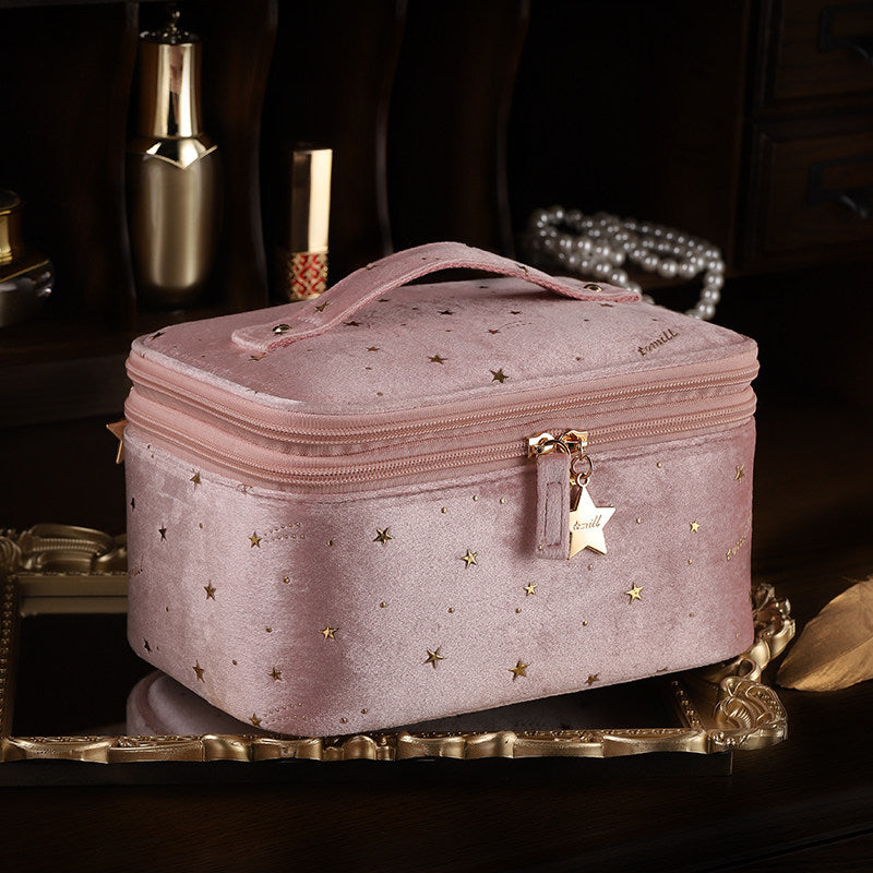 Makeup Bag Spacious interior with multiple compartments for organized storage of cosmetics and jewelry.
Portable Design: Lightweight and easy to carry, ideal for travel or daily use