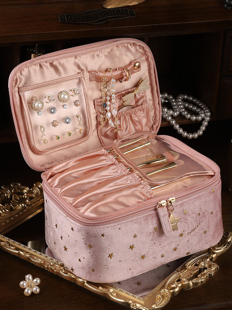 Makeup Bag Spacious interior with multiple compartments for organized storage of cosmetics and jewelry.
Portable Design: Lightweight and easy to carry, ideal for travel or daily use