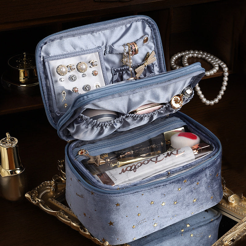 Makeup Bag Spacious interior with multiple compartments for organized storage of cosmetics and jewelry.
Portable Design: Lightweight and easy to carry, ideal for travel or daily use